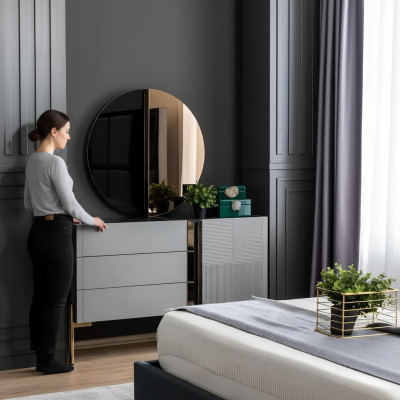 Mooie commode met spiegel in grijstinten met gouden inlegwerk.