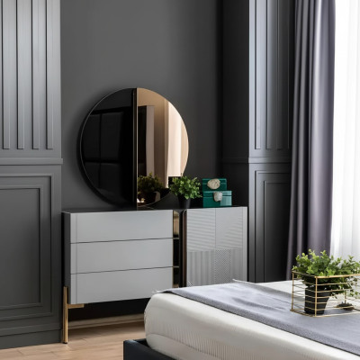 Mooie commode met spiegel in grijstinten met gouden inlegwerk.