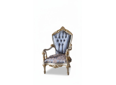 Luxe fauteuil in klassieke stijl voor de woonkamer met gouden decoratieve patronen.