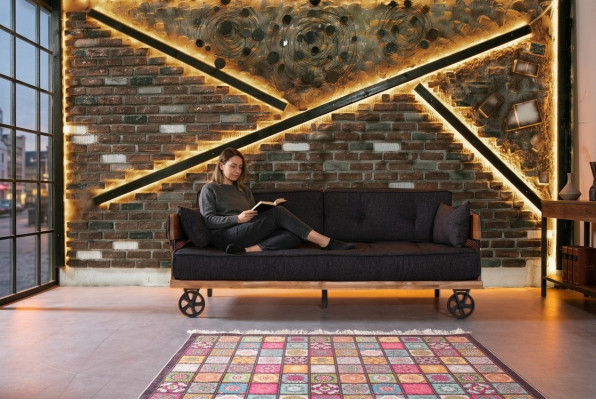 Zwarte stoffen bank op wielen Loft design met houten frame Bankmeubilair.