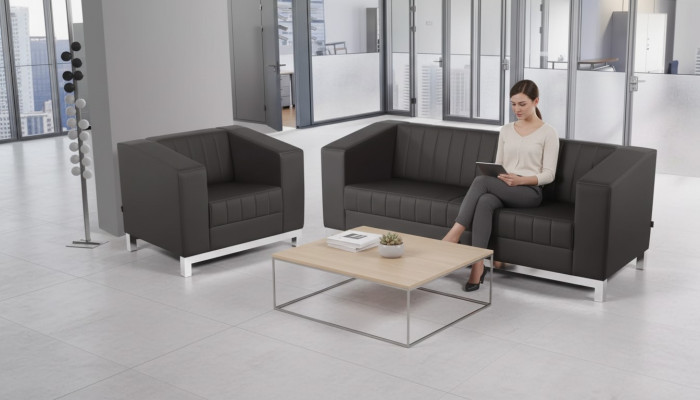 Grijze luxe bankstel met driezitsbank fauteuil gestoffeerd meubilair bank set 2-delig