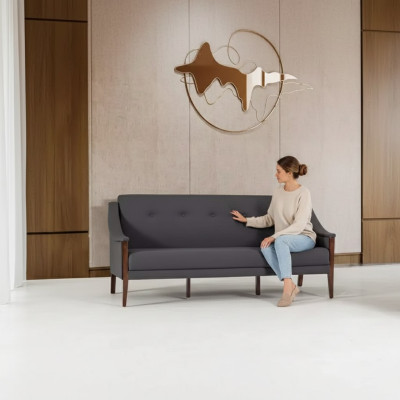 Donkergrijze design bank, driezitsbank, gestoffeerde meubels voor op kantoor.