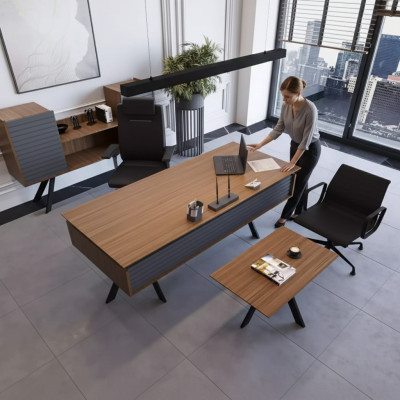 Hoogwaardige, elegante kantoorset in moderne stijl van stevig hout.