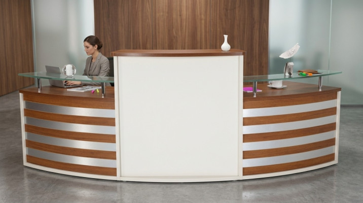 Esthetische en comfortabele receptiebalie in klassiek design.