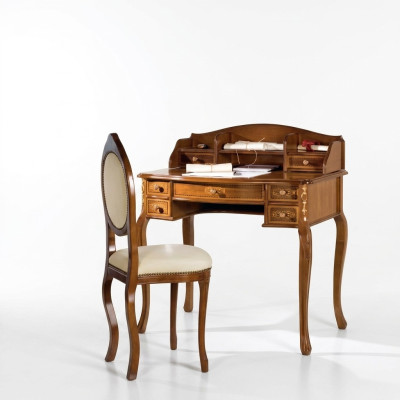 Klassiek bureau met bruine houten stoel in een werkkamer.