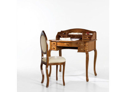 Klassiek bureau met bruine houten stoel in een werkkamer.