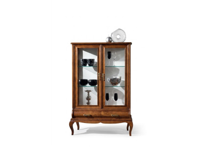 Luxe houten kledingkast met klassieke vitrinekast.