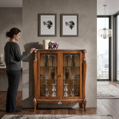 Bruine glazen vitrine, houten dressoir, luxe vitrinekast, plank.