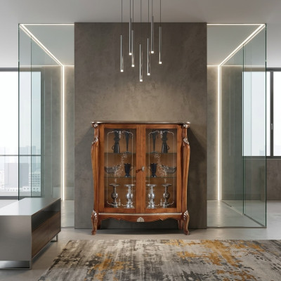 Bruine glazen vitrine, houten dressoir, luxe vitrinekast, plank.