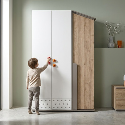 Moderne houten kledingkast met 3 deuren, wit design.
