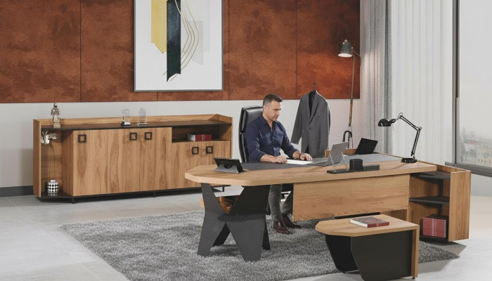 Set van 4 donkerbruine houten meubels voor kantoor: bureau, bureautafel en groot dressoir.