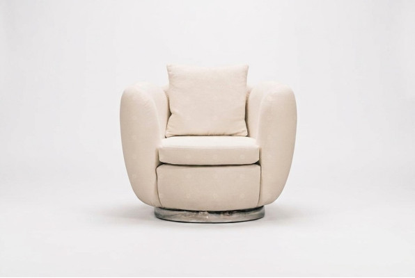 Moderne fauteuil, een zitter, witte stof, woonkamer, relaxfauteuil.