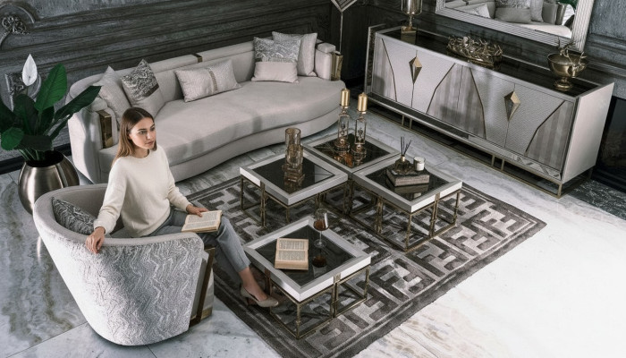 Luxe stoffen bankstel met fauteuil en salontafel set van 7 stuks in het grijs.