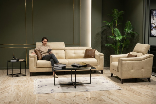 Beige woonkamer driezits lederen driezits gestoffeerde bank met houten frame.