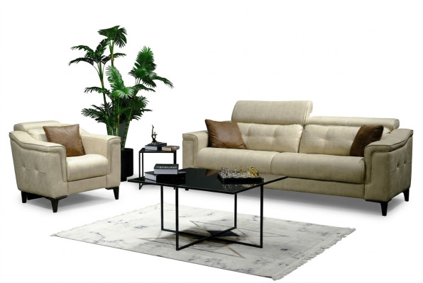 Beige woonkamer driezits lederen driezits gestoffeerde bank met houten frame.