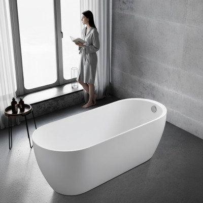 Witte acryl badkuip met vrijstaande badkuip voor moderne badkamer.
