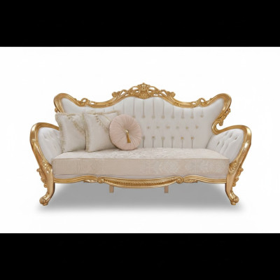 Een luxueuze en ontspannende bank in klassieke stijl met gouden patronen.