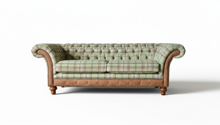Luxe designer bank in Chesterfield design met drie zitplaatsen.