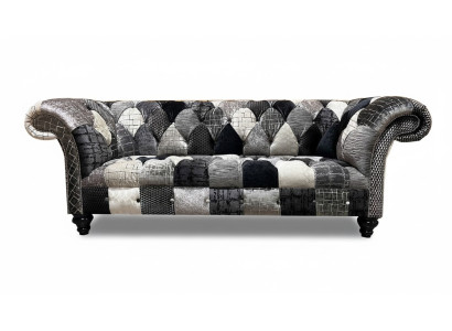 Luxe fluwelen bank in Chesterfield-design met kleurrijke ruiten.