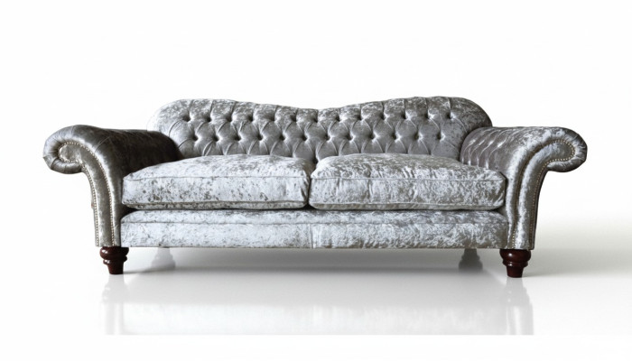 Luxe klassieke Chesterfield bank met drie zitplaatsen in het grijs.