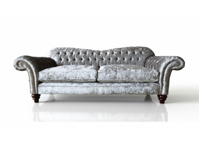Luxe klassieke Chesterfield bank met drie zitplaatsen in het grijs.