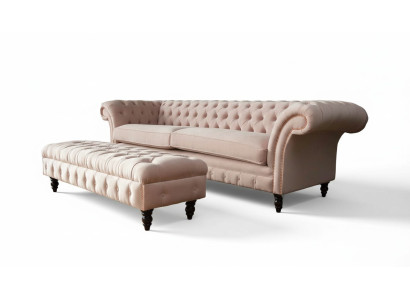 Een luxe, roze vierzitsbank in Chesterfield-ontwerp, inclusief zitkussens.