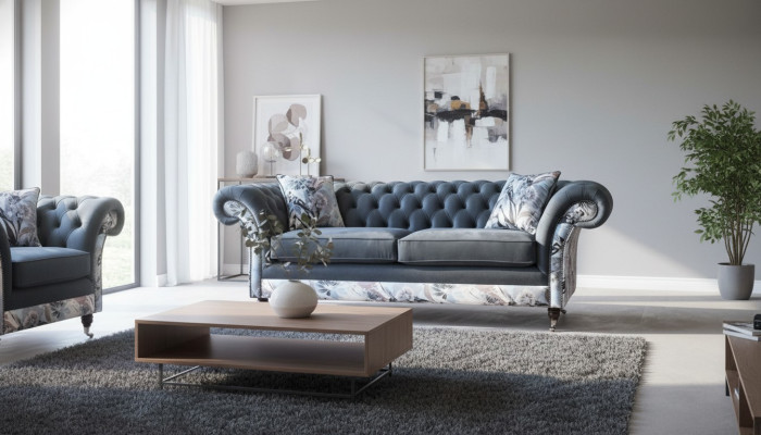 Een opvallende driezitsbank in Chesterfield-design met subtiele grijze bloemendecoratie.