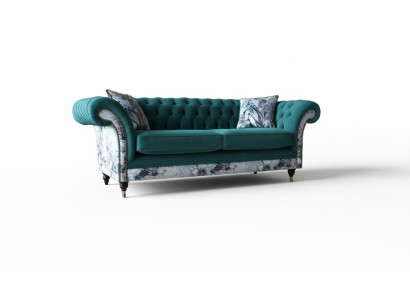 Een levendige driezitsbank van Chesterfield in een delicate smaragdkleur met bloemmotief.