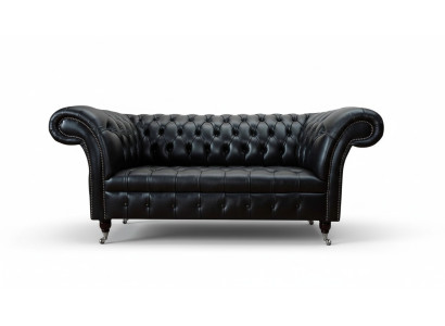 Driepersoons luxe bankstel van 3-zitsbanken in zwart leren Chesterfield-stijl.