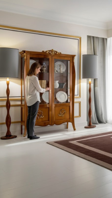 Luxe houten vitrinekast in bruin design met Italiaanse meubelskast nieuw.
