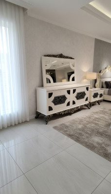 Hoogwaardige elegante commode met spiegel met stijlvol uiterlijk.