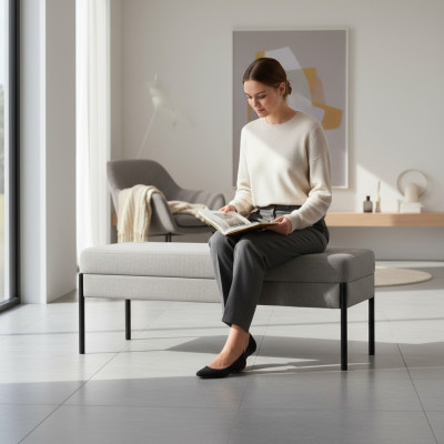 Grijze slaapkamer zitbank met ontwerper houten frame en stoffen bekleding.