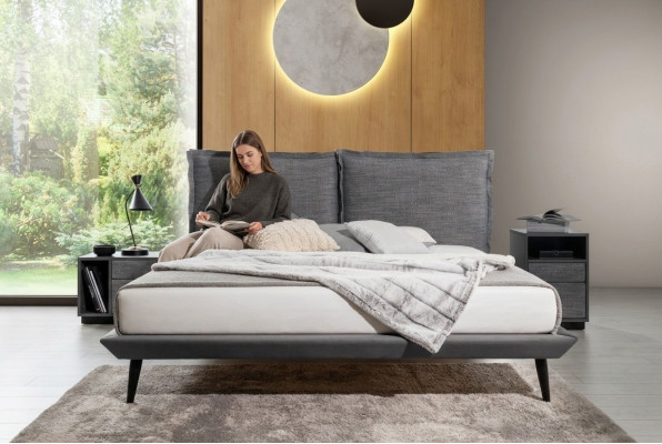 Stijlvolle slaapkamer Grijze bed 2x nachtkastjes Luxe bedden 3-delig
