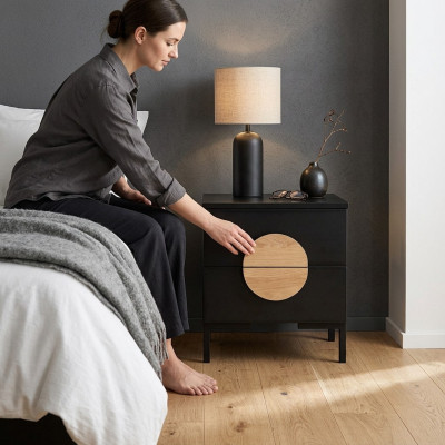 Zwarte nachtkastje met 2 laden ontworpen door designer, houten meubel.