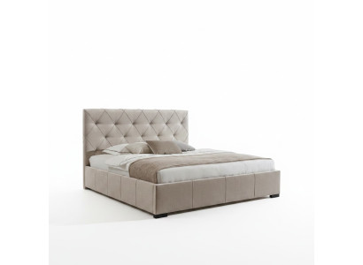 Beigekleurig Chesterfield tweepersoonsbed met stoffen nachtkastjes slaapkamer set.