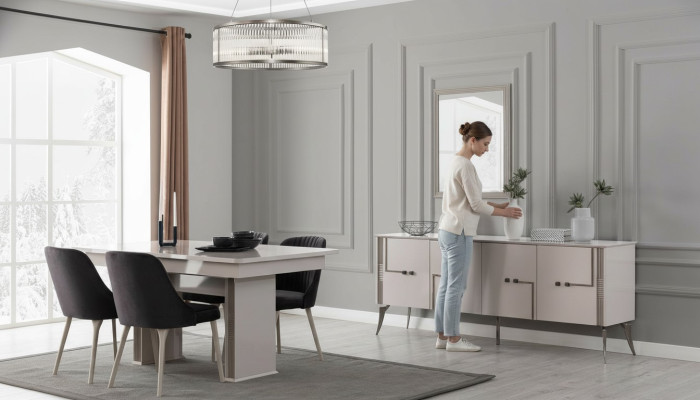 Oudwitte eetkamerset Grote eettafel 4x textiel stoelen dressoir