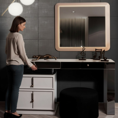 Witte kaptafel met ontwerper rechthoekige spiegel en gestoffeerde kruk, 3-delige set.