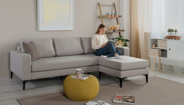 Woonkamerbank in L-vorm, moderne luxe hoekbank, gestoffeerd en nieuw.   - Bank in L-vorm voor de woonkamer, moderne luxe hoekbank, gestoffeerd en nieuw.