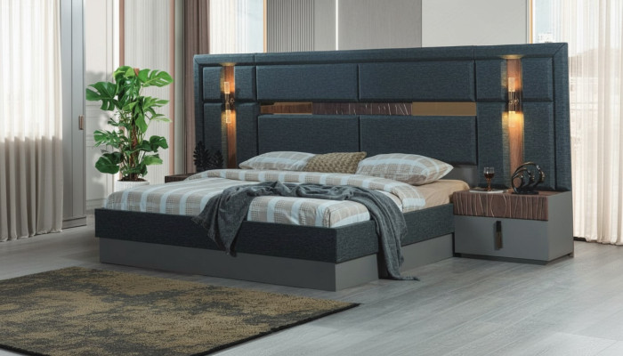Donkergrijs tweepersoonsbed met houten designer nachtkastjes slaapkamerset.