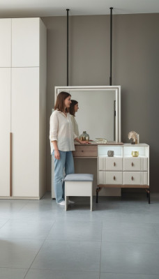 Witte kaptafel van glas met spiegel, luxueuze poef, moderne meubels.