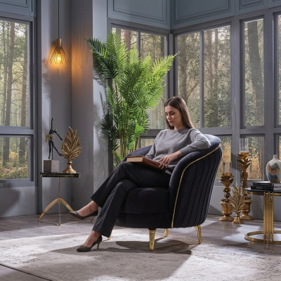 Moderne fauteuil met luxe roestvrijstalen poten voor de woonkamer, zithoek van hout en gestoffeerd meubilair.