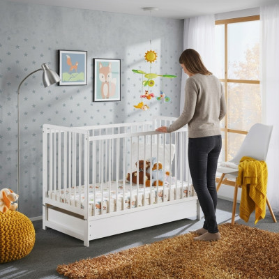 Kinderkamer bed inrichting ontwerp moderne babybed nieuw luxe houten meubels