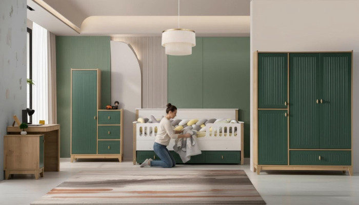 Stijlvolle kinderkamerset bestaat uit bed, 2 kledingkasten en een bureau.