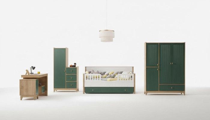 Stijlvolle kinderkamerset bestaat uit bed, 2 kledingkasten en een bureau.