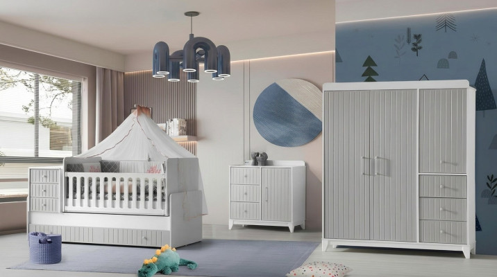 Compleet set voor de kinderkamer: commode, kledingkast, kinderbed in grijze kleur.