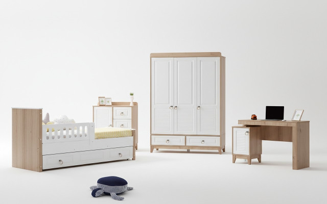 Luxe kinderkamerset bestaande uit bed kast commode tafel 4-delig.