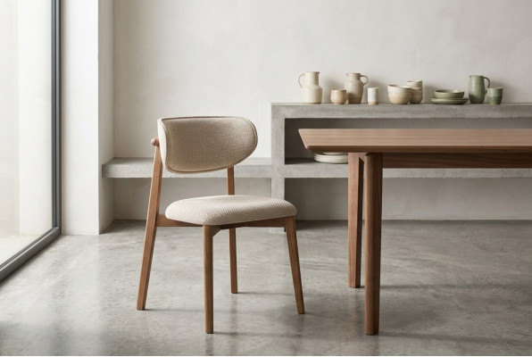 Stijlvolle comfortabele eetkamerstoel in beige van kwaliteitshout.
