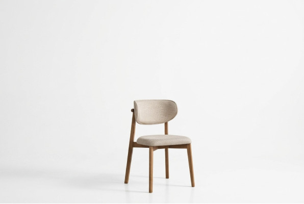 Stijlvolle comfortabele eetkamerstoel in beige van kwaliteitshout.