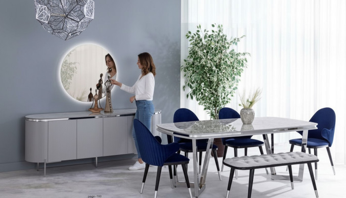 Eetkamerset bestaat uit eettafel 4 stoelen spiegel dressoir bank 8-delig