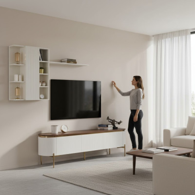 Woonkamerset bestaande uit een lage tv-kast en wandkast met gouden elementen.